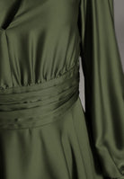 Cocktailkleid aus nachhaltigem Satin mit langen Ärmeln und Raff Details