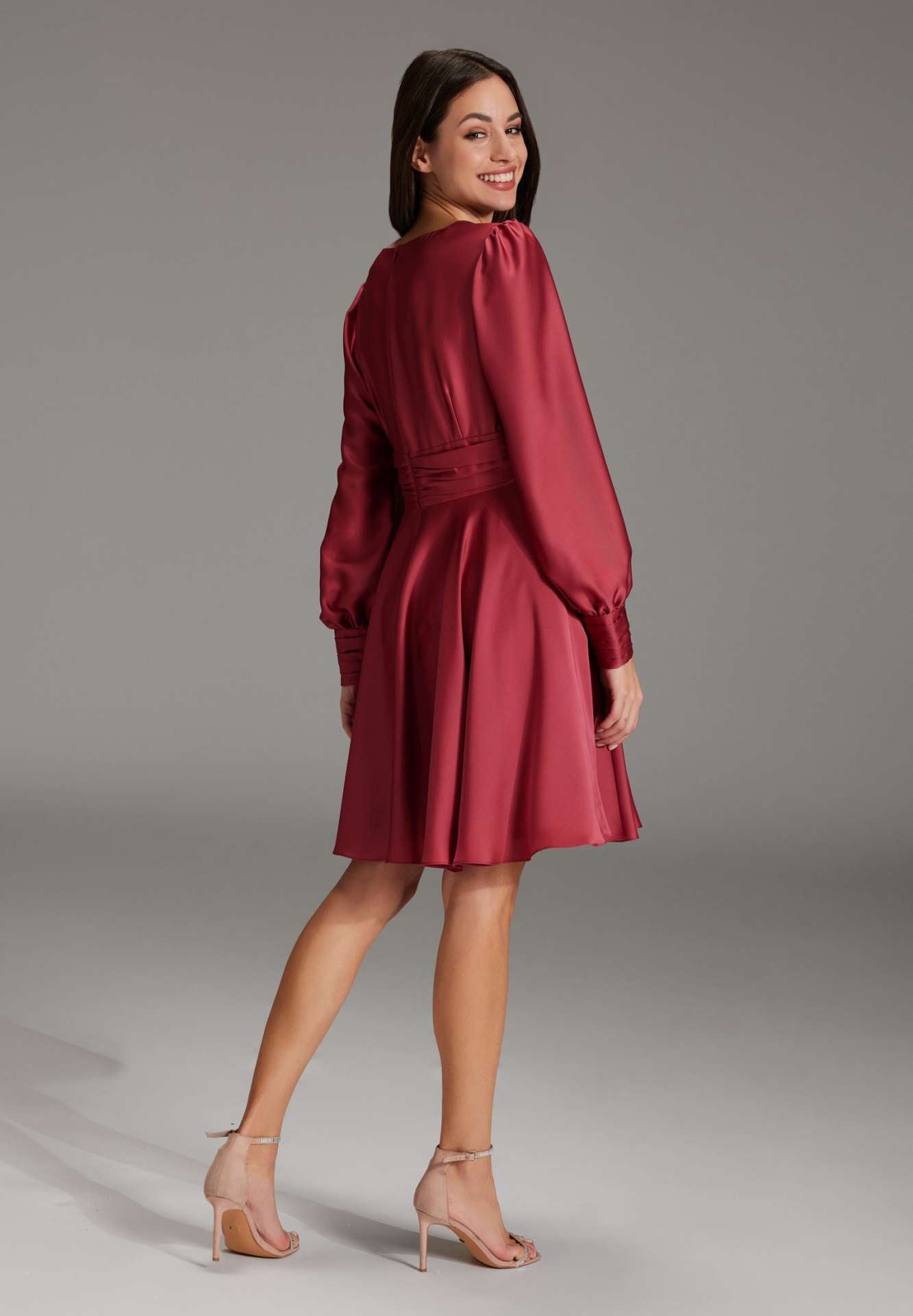 Cocktailkleid aus nachhaltigem Satin mit langen Ärmeln und Raff Details