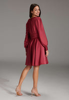 Cocktailkleid aus nachhaltigem Satin mit langen Ärmeln und Raff Details