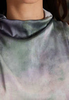 Cocktailkleid aus bedrucktem Satin mit Drapierungen an der Schulter