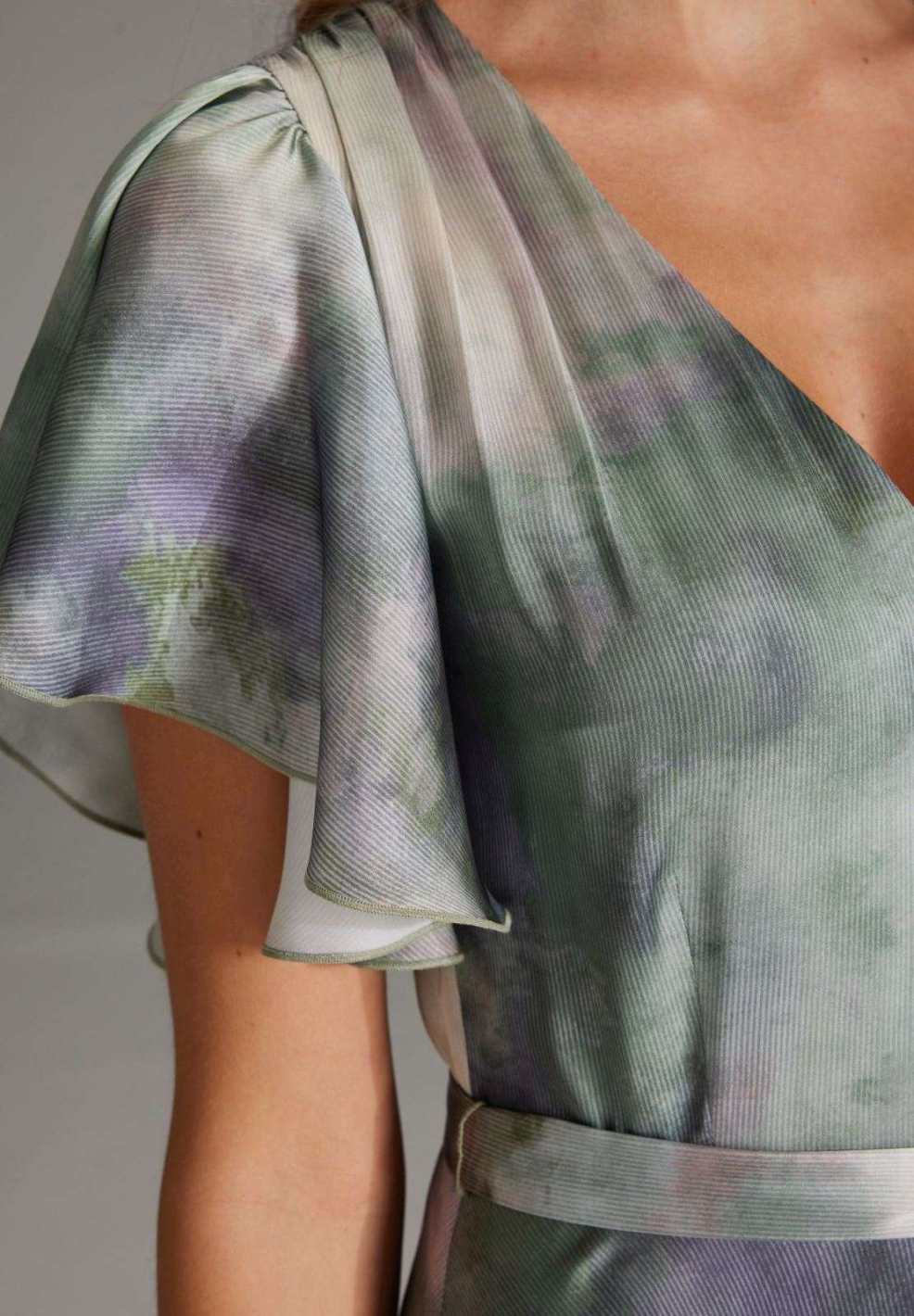 Abendkleid aus bedrucktem Satin mit gerüschten Ärmeln