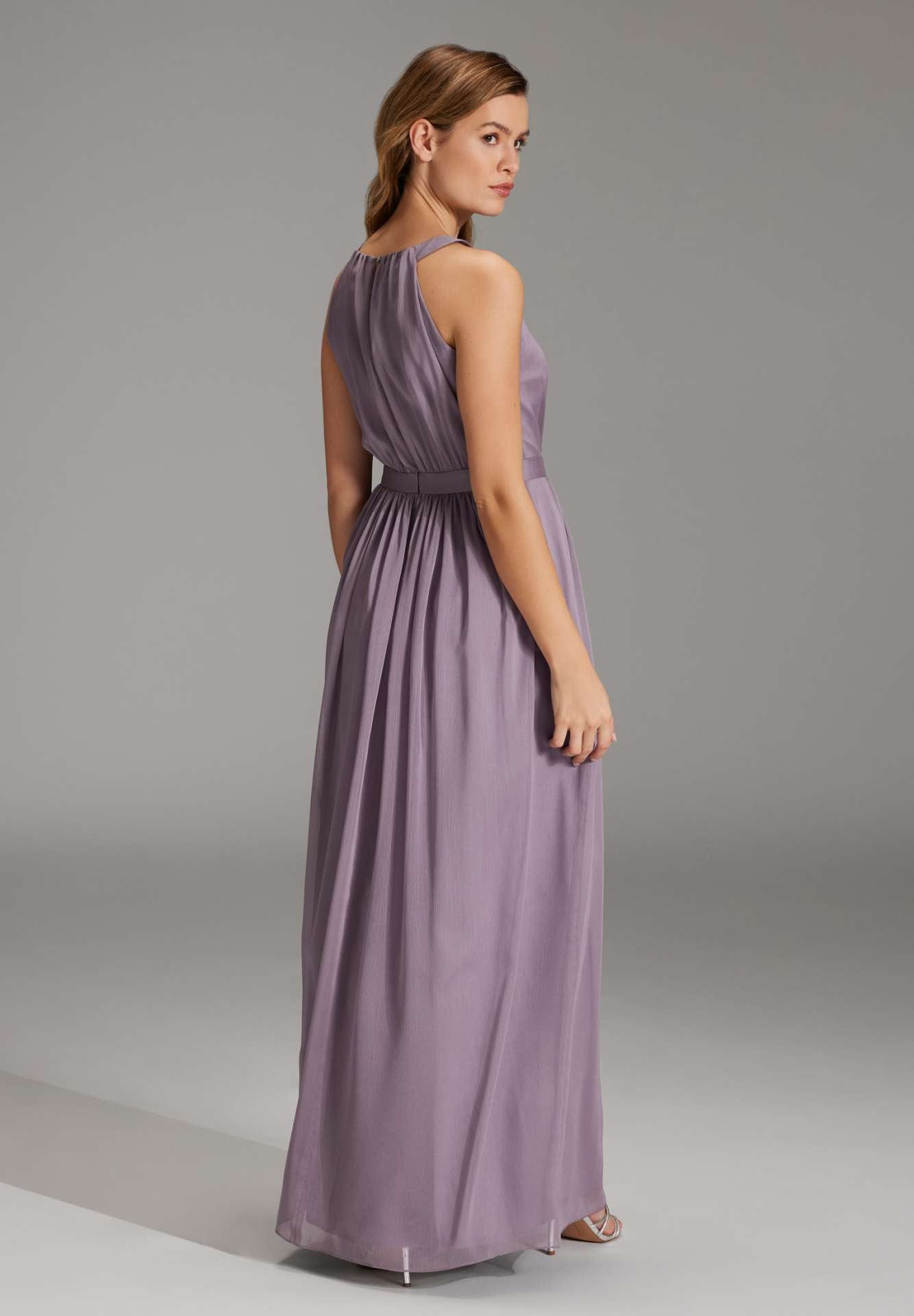 Abendkleid aus Crinkle Chiffon mit dekorativer Blüte