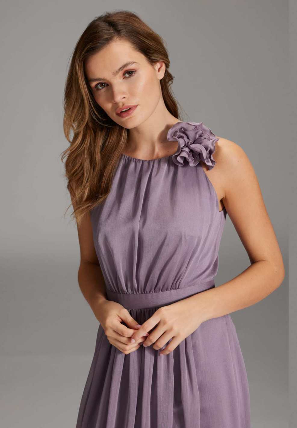 Abendkleid aus Crinkle Chiffon mit dekorativer Blüte