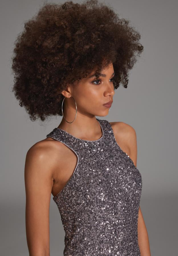 Abendkleid aus elastischer Paillette mit Racer- Back Ausschnitt und Beinschlitz