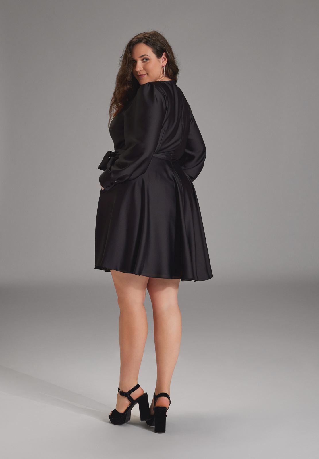 Cocktailkleid aus Satin mit breiten Manschetten, Wickel Oberteil und Tellerrock