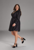 Cocktailkleid aus Satin mit breiten Manschetten, Wickel Oberteil und Tellerrock