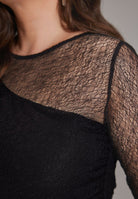 Midi Kleid aus feiner Spitze mit Transparenz und seitlicher Drapierung