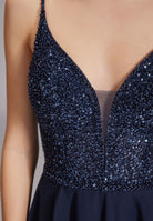 Cocktailkleid aus Material-Mix