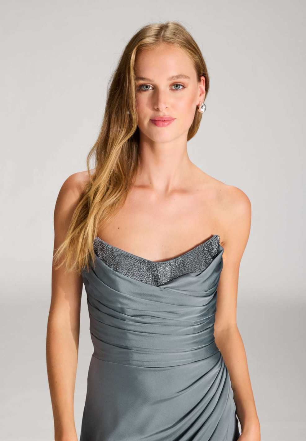 Satinkleid mit Corsagentop und Beinschlitz