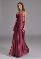 Satinkleid mit Bindegürtel in der Taille