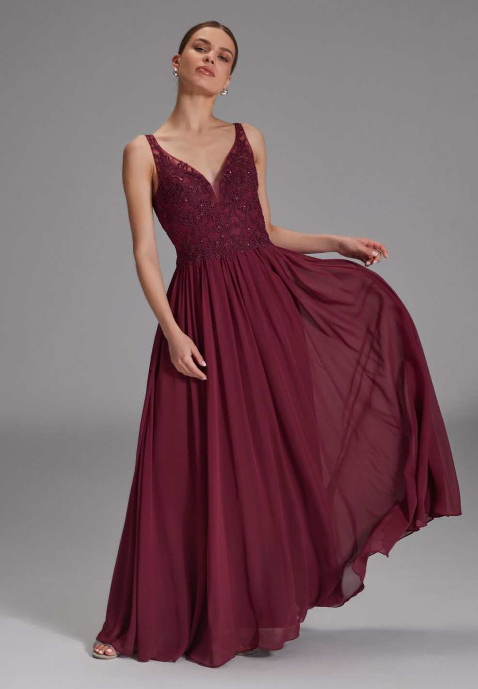 Chiffonkleid mit Spitzenstickerei