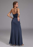 Figurbetontes Satinkleid mit Raffungen