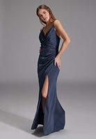 Figurbetontes Satinkleid mit Raffungen