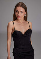 Satinkleid mit Drapierung und Beinschlitz