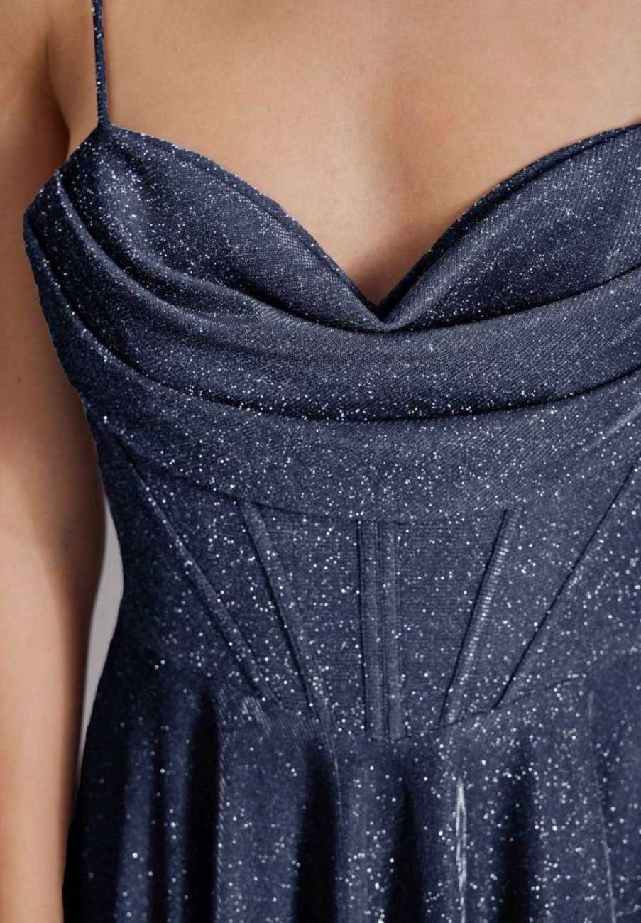 Schimmerndes Abendkleid mit Drapierung