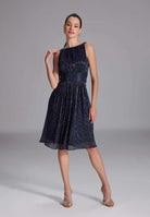 Plissiertes Metallickleid mit Taillenpasse