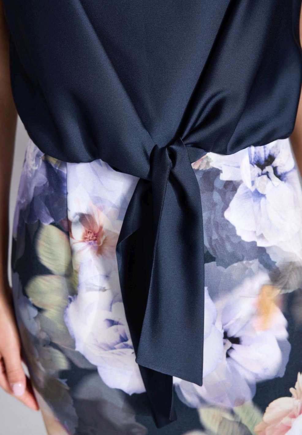 Etuikleid aus floral bedrucktem Scuba und Satin