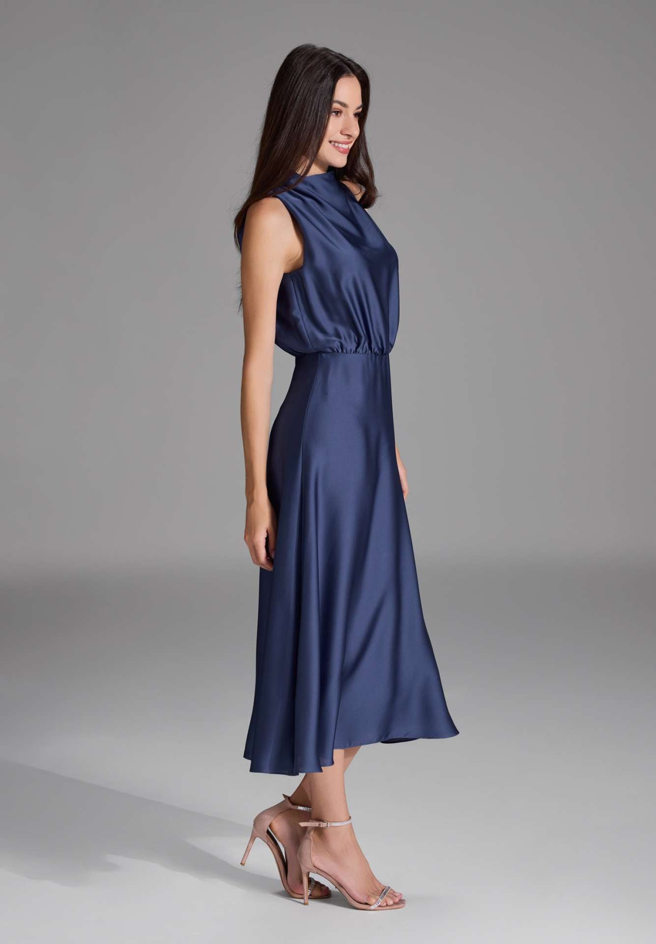 Midi Kleid aus nachhaltigem Satin mit Drapierung am Kragen