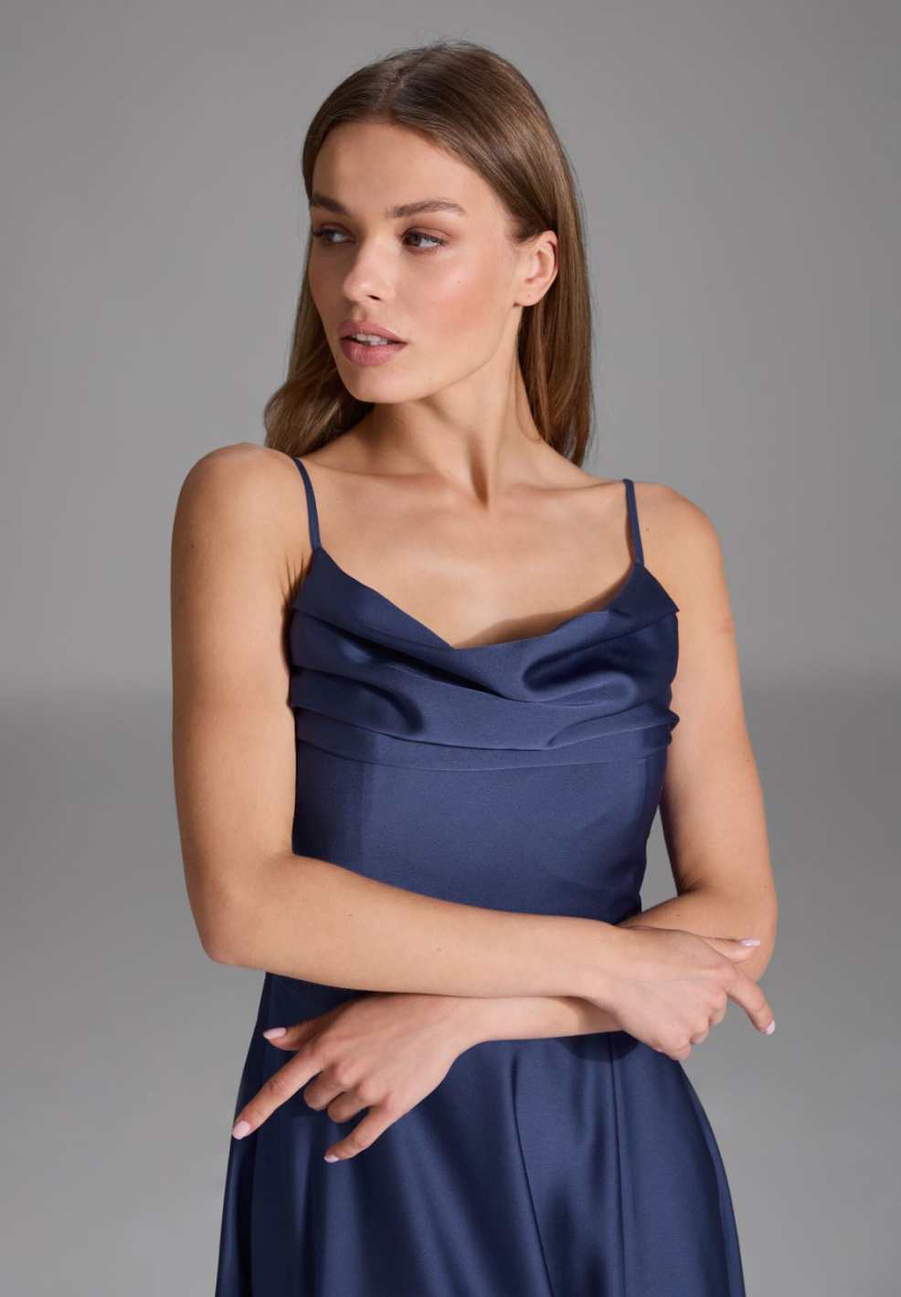 Abendkleid aus nachhaltigem Satin mit Wasserfall-Ausschnitt und Beinschlitz