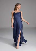 Abendkleid aus nachhaltigem Satin mit Wasserfall-Ausschnitt und Beinschlitz