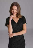 Etui Kleid aus feiner Spitze mit Bogenkante