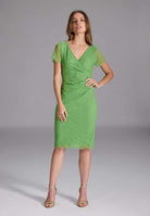 Etui Kleid aus feiner Spitze mit Bogenkante apple green