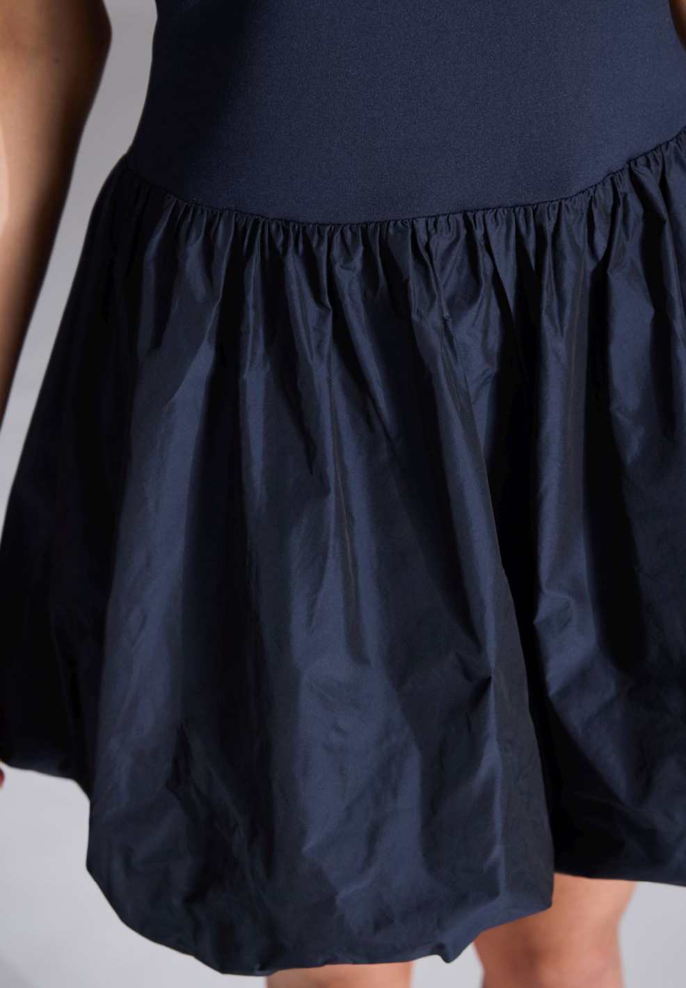 Kurzes Cocktailkleid mit Ballon Rock