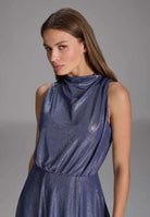 Hochgeschlossenes Abendkleid aus foliertem Jersey mit Beinschlitz