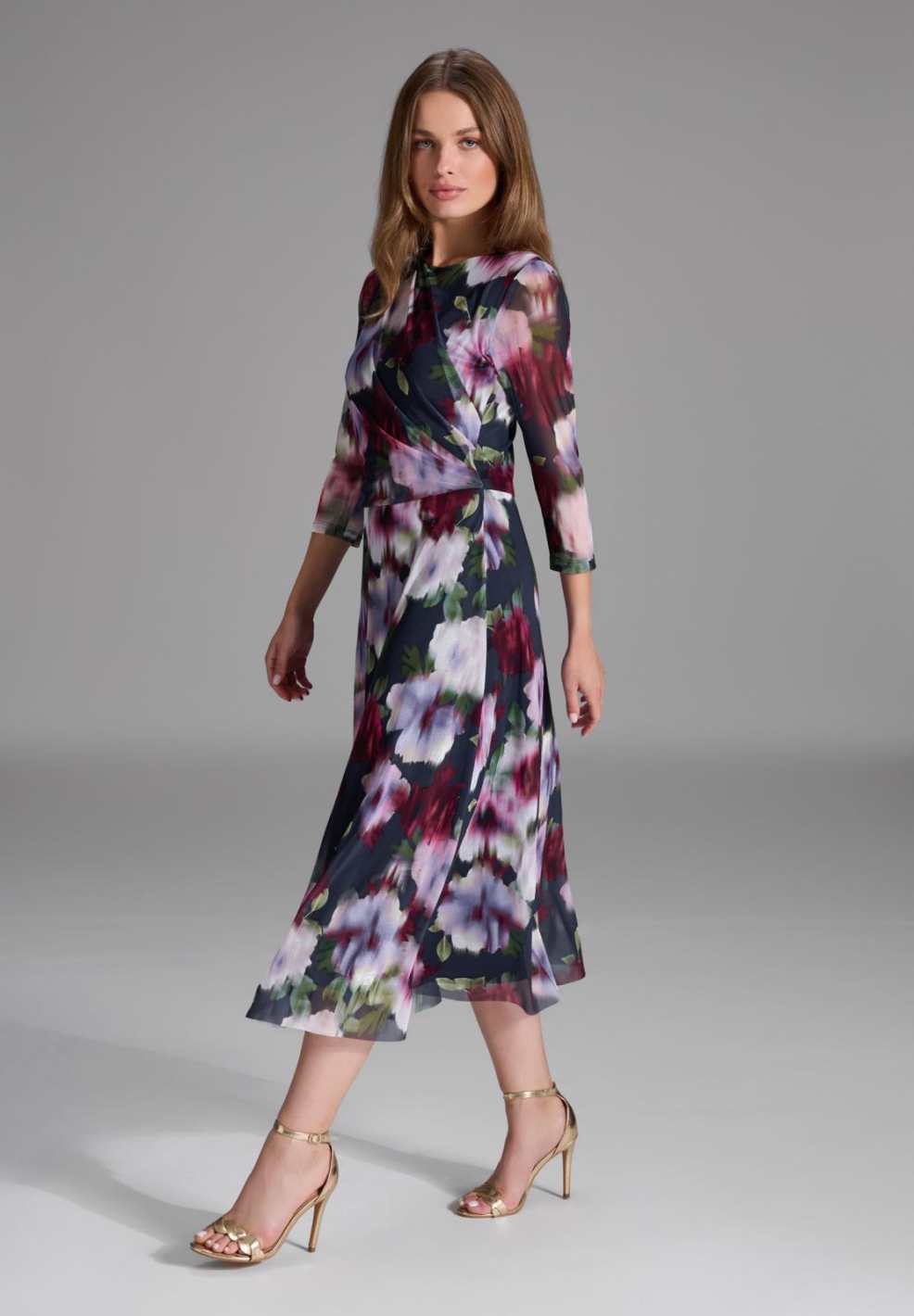 Midi Kleid aus bedrucktem Mesh mit Drapierung im Oberteil