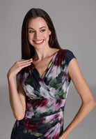 Etuikleid mit Wickel-Ausschnitt aus bedrucktem Mesh