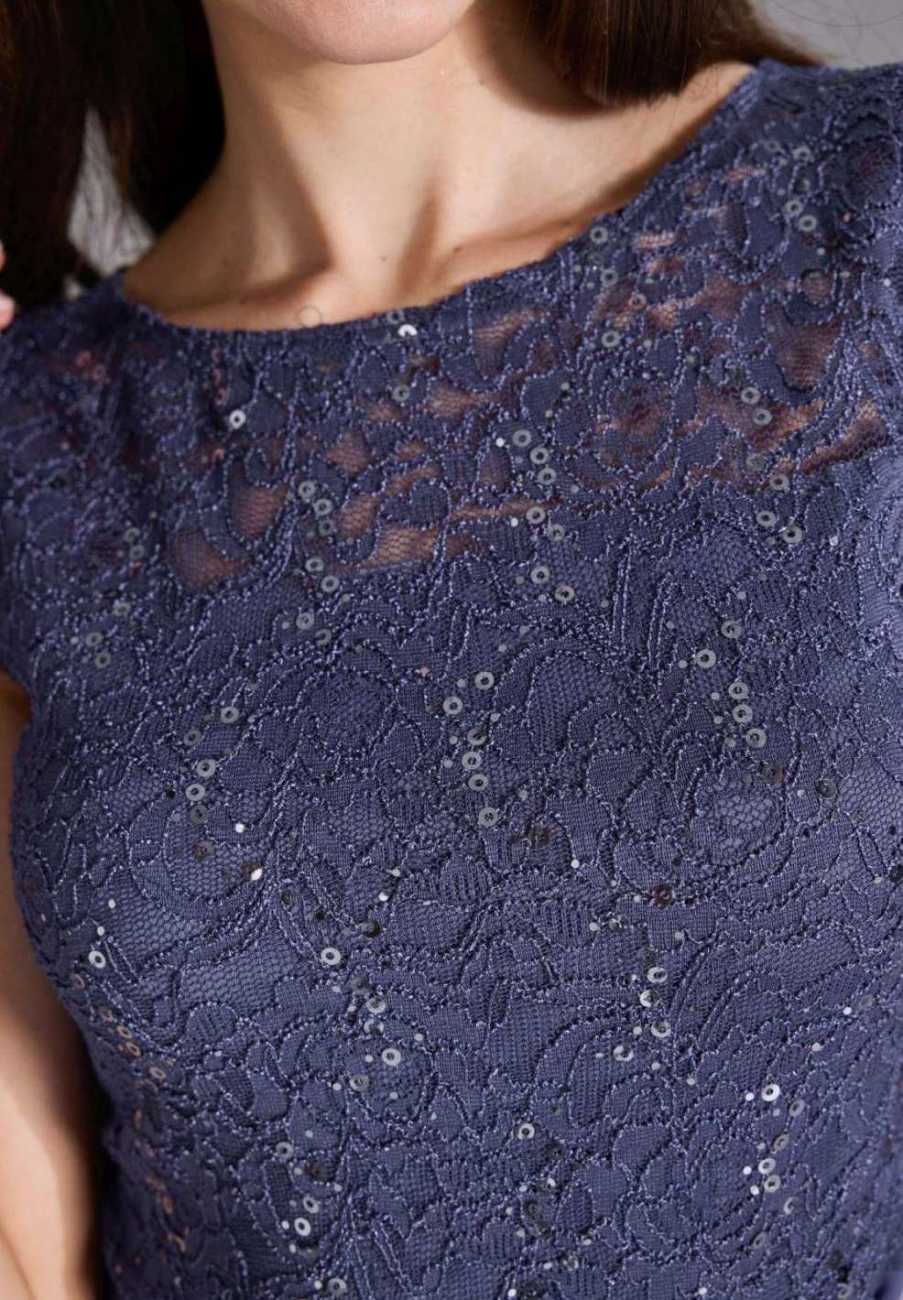 Kleid mit paillettenbesetztem Spitzenoberteil