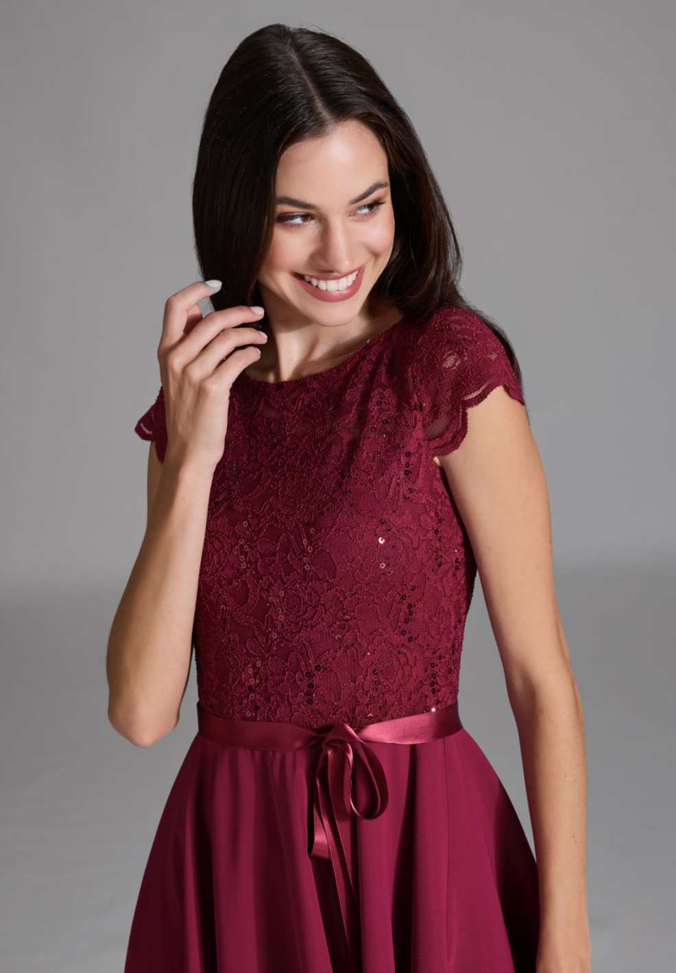 Kleid mit paillettenbesetztem Spitzenoberteil