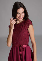 Kleid mit paillettenbesetztem Spitzenoberteil