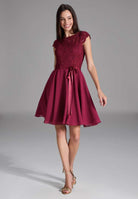 Kleid mit paillettenbesetztem Spitzenoberteil