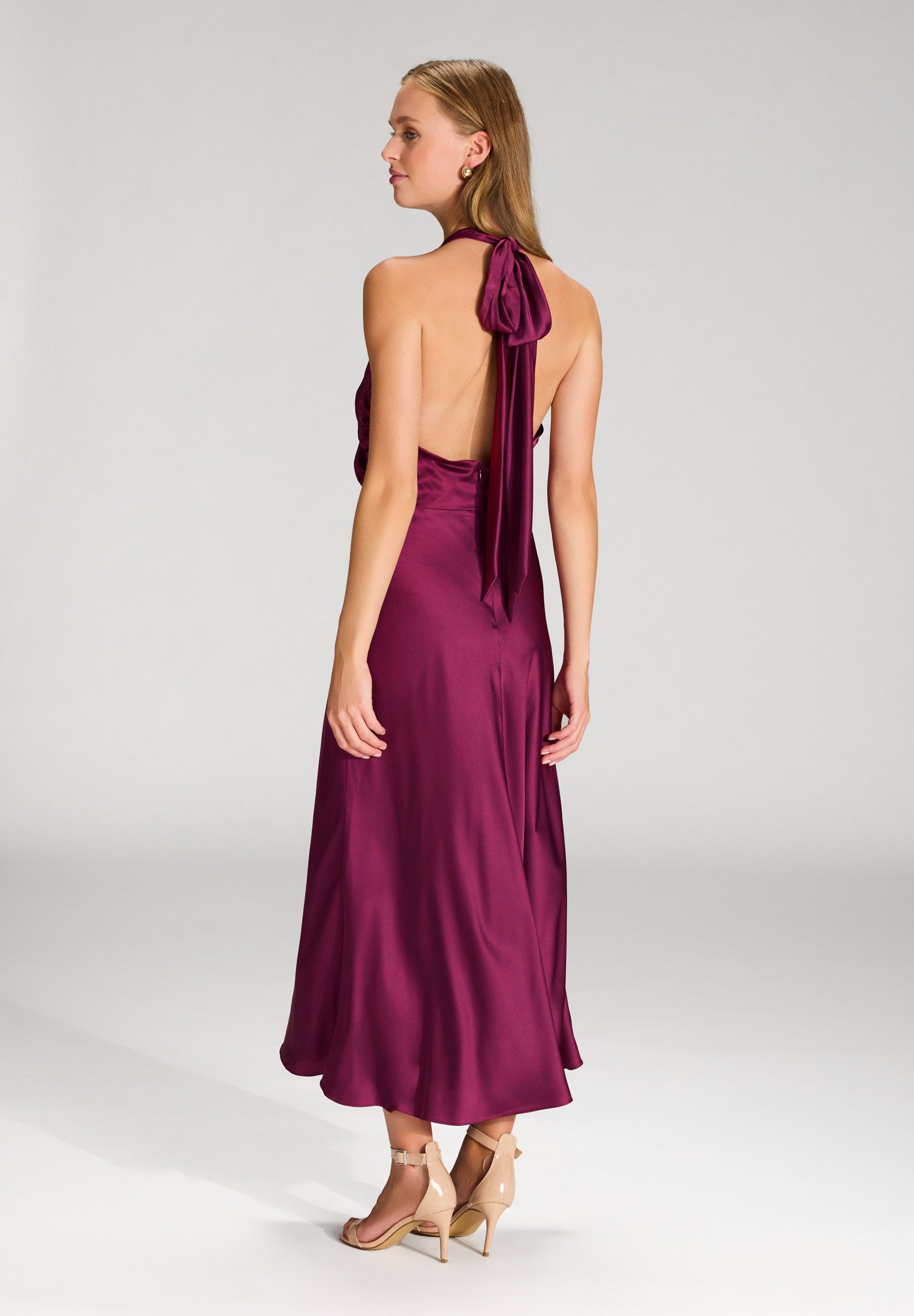 Midikleid aus Satin mit Rückenausschnitt