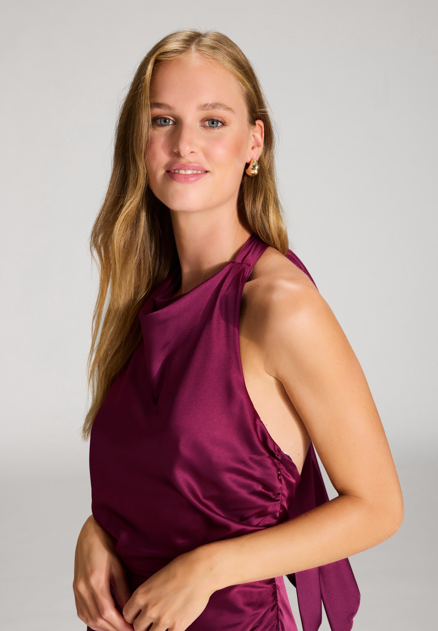 Midikleid aus Satin mit Rückenausschnitt