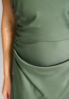 Midikleid aus Satin mit Rückenausschnitt