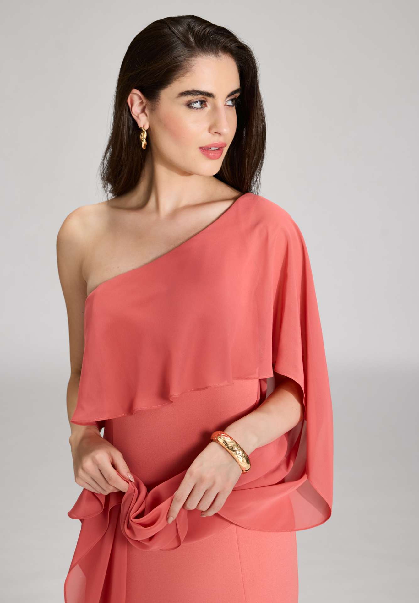 One-Shoulder Abendkleid mit einem Cape-ähnlichen Ärmel aus Chiffon