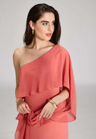 One-Shoulder Abendkleid mit einem Cape-ähnlichen Ärmel aus Chiffon