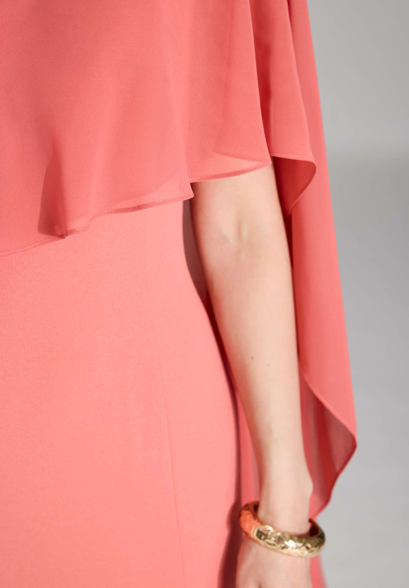 One-Shoulder Abendkleid mit einem Cape-ähnlichen Ärmel aus Chiffon