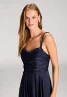 Satinkleid mit drapiertem Top und bestickten Trägern