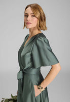 Cocktailkleid aus nachhaltigem Satin in Wickel Optik