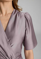 Cocktailkleid aus nachhaltigem Satin in Wickel Optik