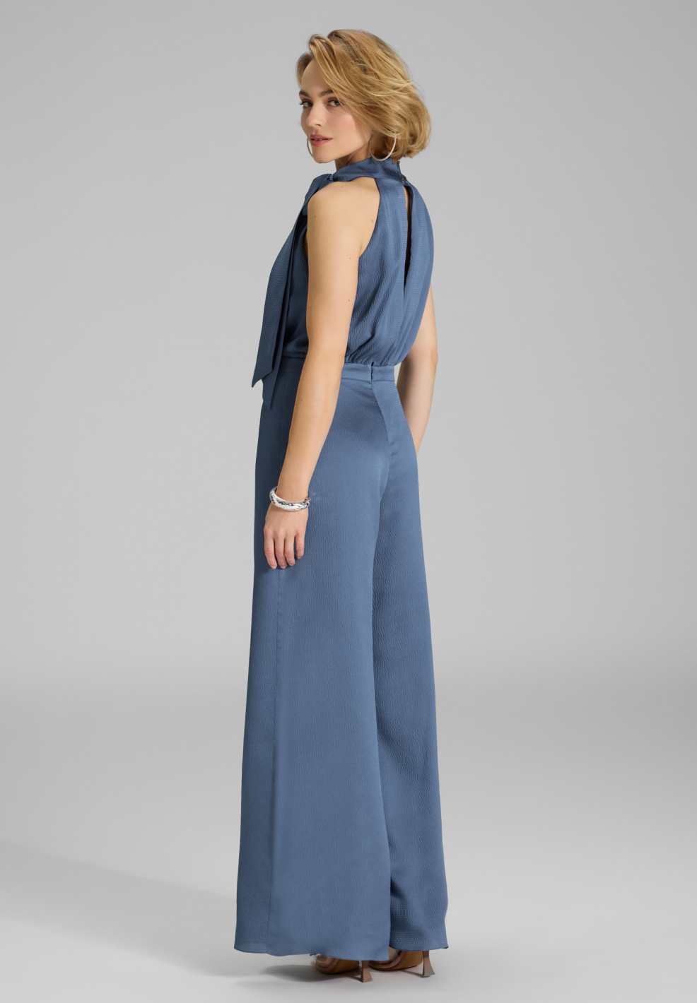 Jumpsuit mit Schluppe aus gehämmertem Satin