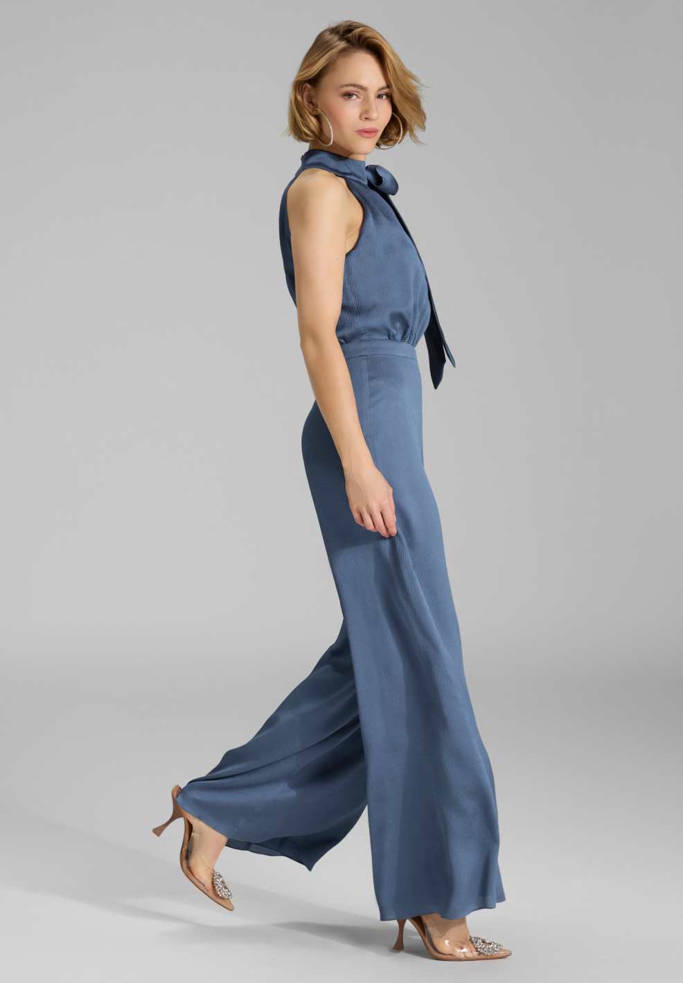 Jumpsuit mit Schluppe aus gehämmertem Satin
