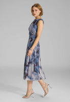 Midi Kleid aus weichem Mesh mit abstraktem Druck