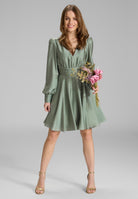 Cocktailkleid aus nachhaltigem Satin mit langen Ärmeln und Raff Details pistachio green