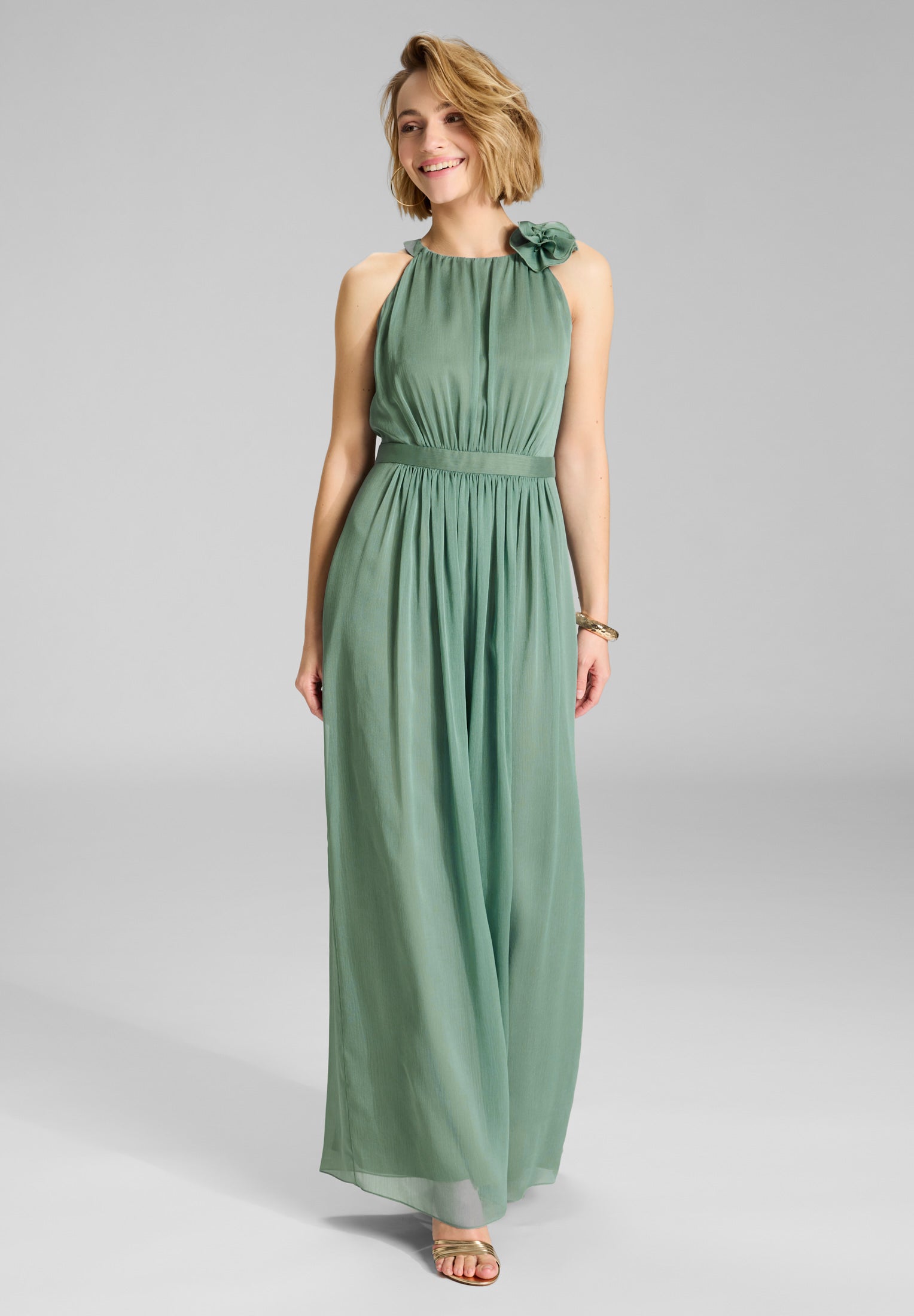 Abendkleid aus Crinkle Chiffon mit dekorativer Blüte pistachio green