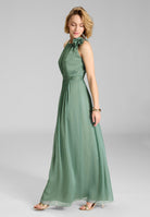 Abendkleid aus Crinkle Chiffon mit dekorativer Blüte