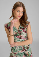 Etui Kleid aus bedrucktem Scuba mit Wickel-Ausschnitt